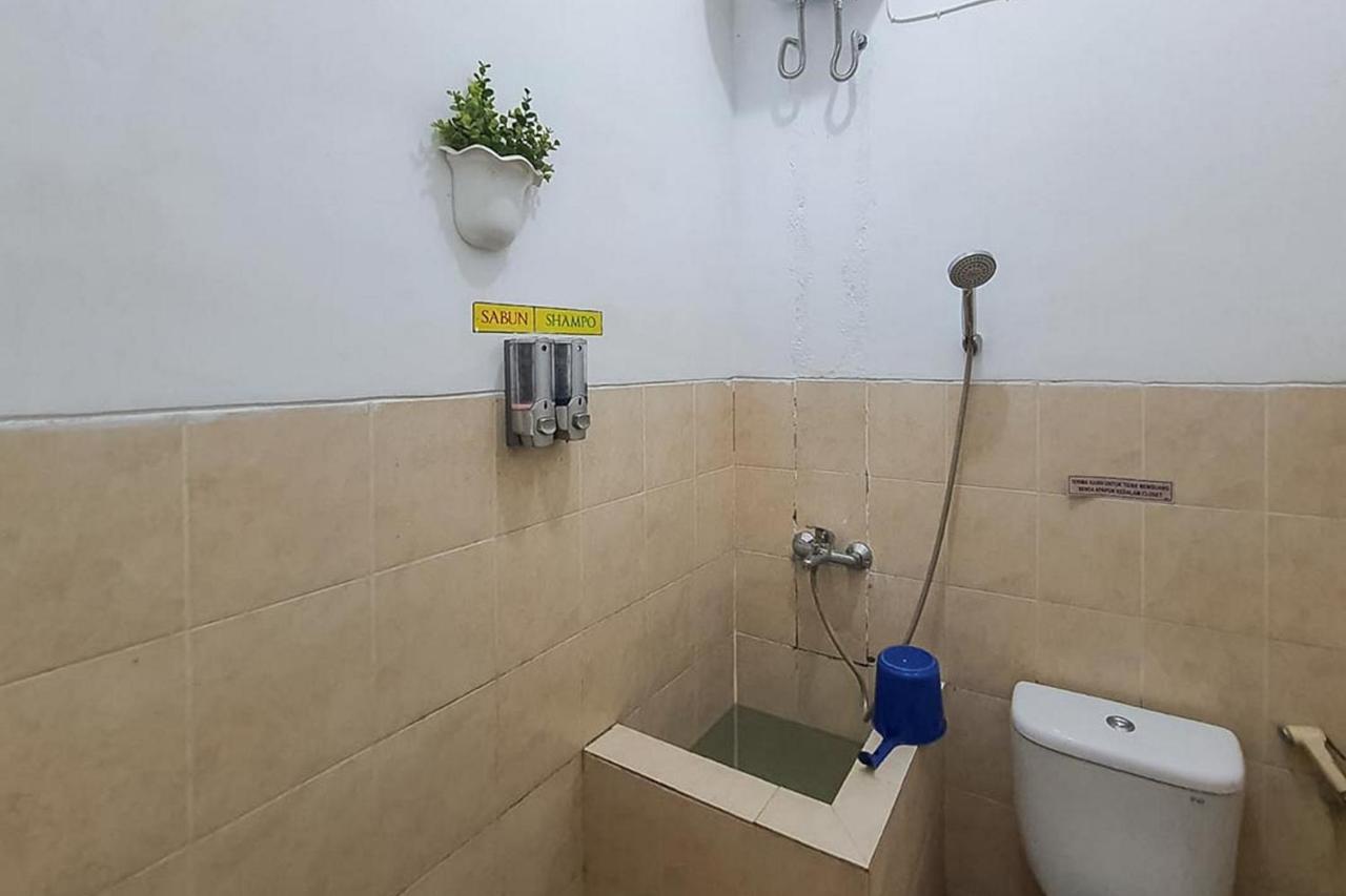 Syafa Homestay Syariah Mitra Reddoorz Tuban  Exterior foto